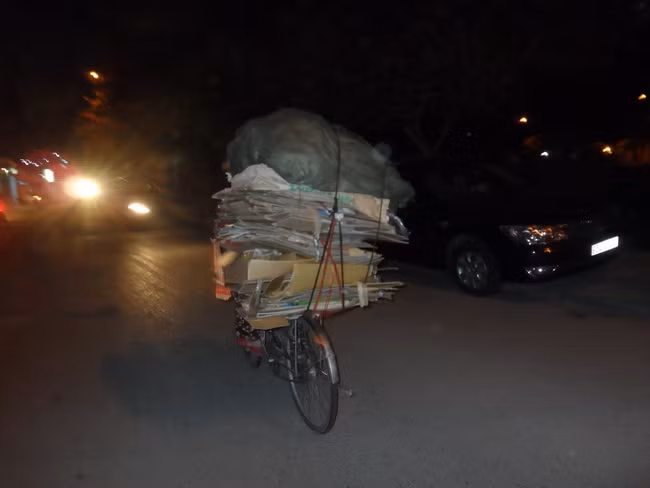 Những người nhặt rác giữa khuya