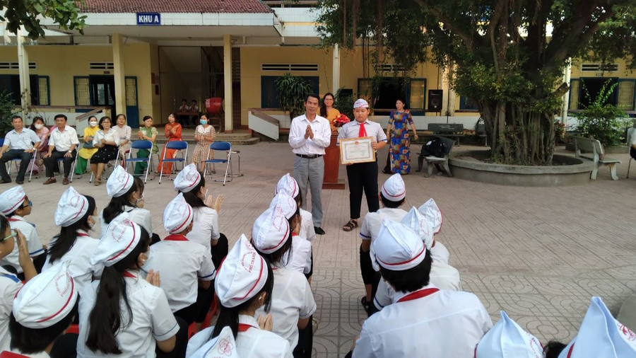 Ông Nguyễn Văn Tâm - Phó Giám đốc Sở GD&ĐT Quảng Ngãi trao Giấy khen cho học sinh Võ Tấn Đệ. Ảnh N.P. Ông Nguyễn Văn Tâm - Phó Giám đốc Sở GD&ĐT Quảng Ngãi trao Giấy khen cho học sinh Võ Tấn Đệ. Ảnh N.P.