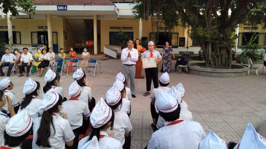 Ông Nguyễn Văn Tâm - Phó Giám đốc Sở GD&amp;ĐT Quảng Ngãi trao Giấy khen cho học sinh Võ Tấn Đệ. Ảnh N.P.