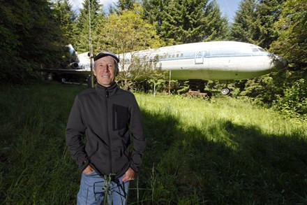 Kỹ sư về hưu mua Boeing 727 làm… nhà ở ảnh 1 Thay vì xây nhà đất như nhiều người, Bruce Campbell – một kĩ sư về hưu 65 tuổi người Mỹ lại quyết định làm nhà trên một nền tảng kì lạ hơn: thân máy bay cũ.