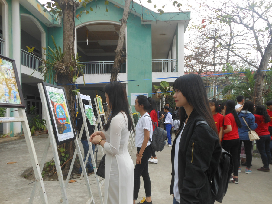 Trưng bày tranh vẽ dự thi về chủ đề xây dựng Đà Nẵng – thành phố môi trường.