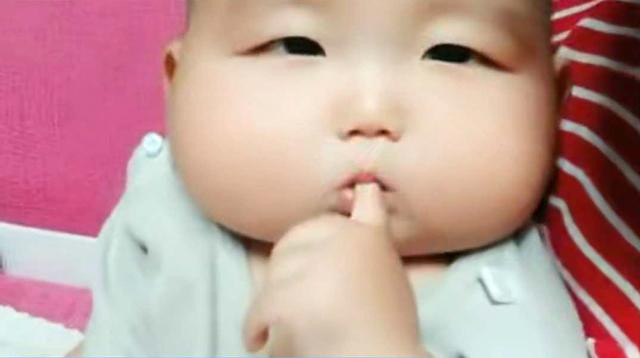 be so sinh co guong mat vuong ky la, chi can cuoi, me nao cung &#34;do lieu xieu&#34; - 2