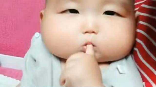 be so sinh co guong mat vuong ky la, chi can cuoi, me nao cung "do lieu xieu" - 2