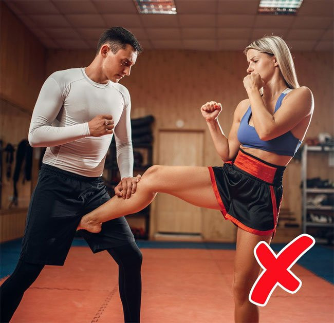 7 bí kíp tự vệ ai cũng nghĩ là đúng, nhưng sẽ có ngày khiến bạn phải trả giá ảnh 6 Đá vào hạ bộ