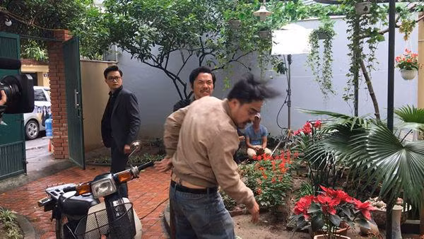 nga ngua voi bi mat dang sau can nha "khung" giua long hn cua ong son “ve nha di con” - 1