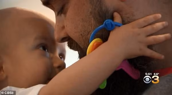 3 tháng tuổi, đầu con trai nghiêng nhẹ sang phải, bố mẹ không ngờ con mắc ung thư nghiêm trọng