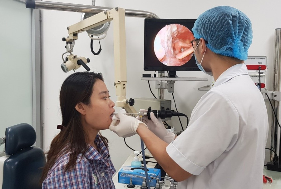 Bác sĩ tiến hành nội soi họng cho bệnh nhân (Ảnh: BV 108).