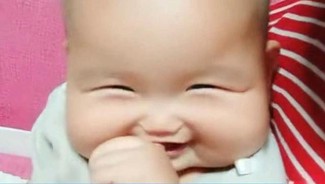 be so sinh co guong mat vuong ky la, chi can cuoi, me nao cung &#34;do lieu xieu&#34; - 4