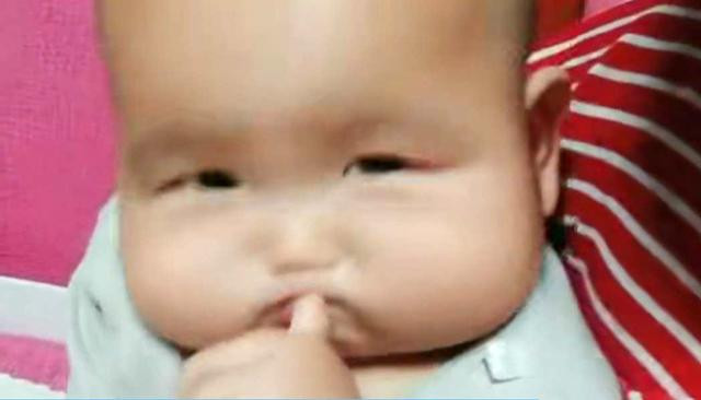 be so sinh co guong mat vuong ky la, chi can cuoi, me nao cung &#34;do lieu xieu&#34; - 1