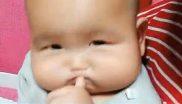 be so sinh co guong mat vuong ky la, chi can cuoi, me nao cung "do lieu xieu" - 1