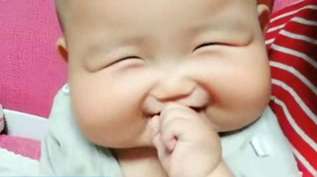 be so sinh co guong mat vuong ky la, chi can cuoi, me nao cung &#34;do lieu xieu&#34; - 3