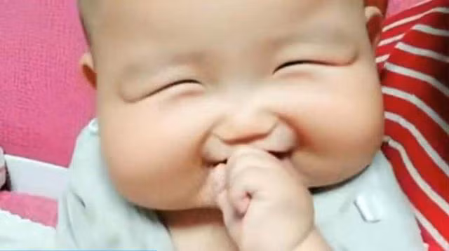 be so sinh co guong mat vuong ky la, chi can cuoi, me nao cung "do lieu xieu" - 3