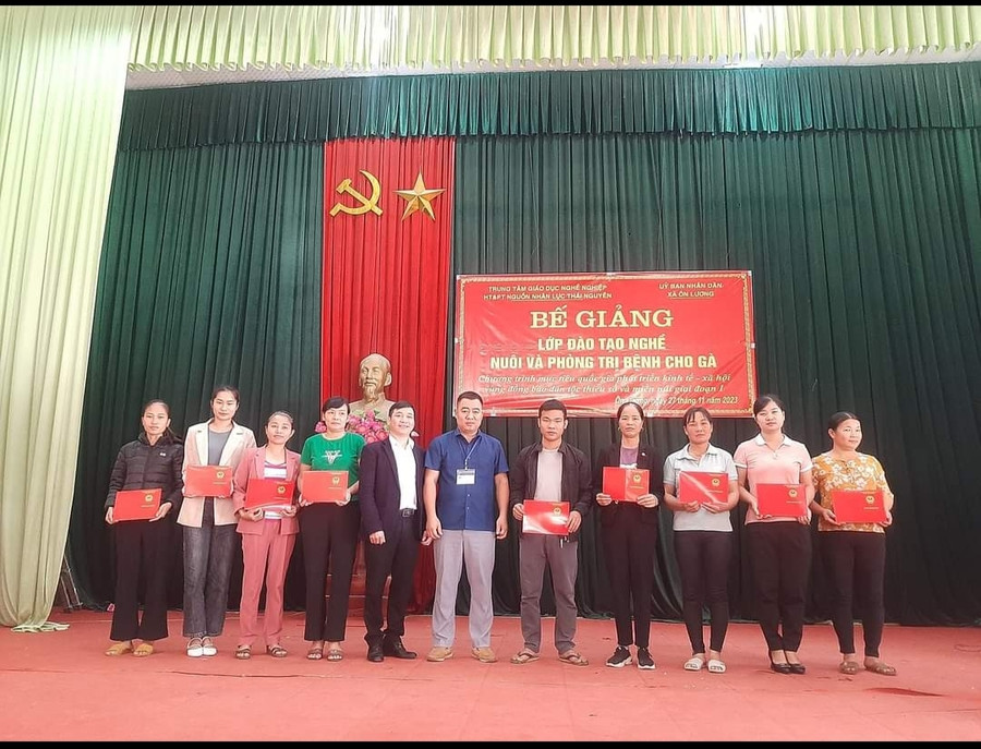 Các lớp dạy nghề ngắn hạn giúp người dân địa phương cải thiện cuộc sống.