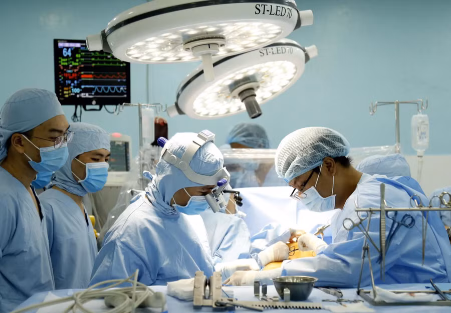 Ê kip bác sĩ đang thực hiện kỹ thuật mổ tim bắc cầu mạch vành cho bệnh nhân 