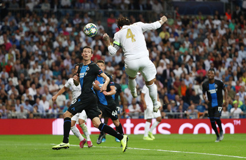 Real có 2 bàn đều nhờ những pha đánh đầu của cầu thủ phòng ngự là Ramos...