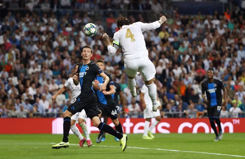 Real có 2 bàn đều nhờ những pha đánh đầu của cầu thủ phòng ngự là Ramos...