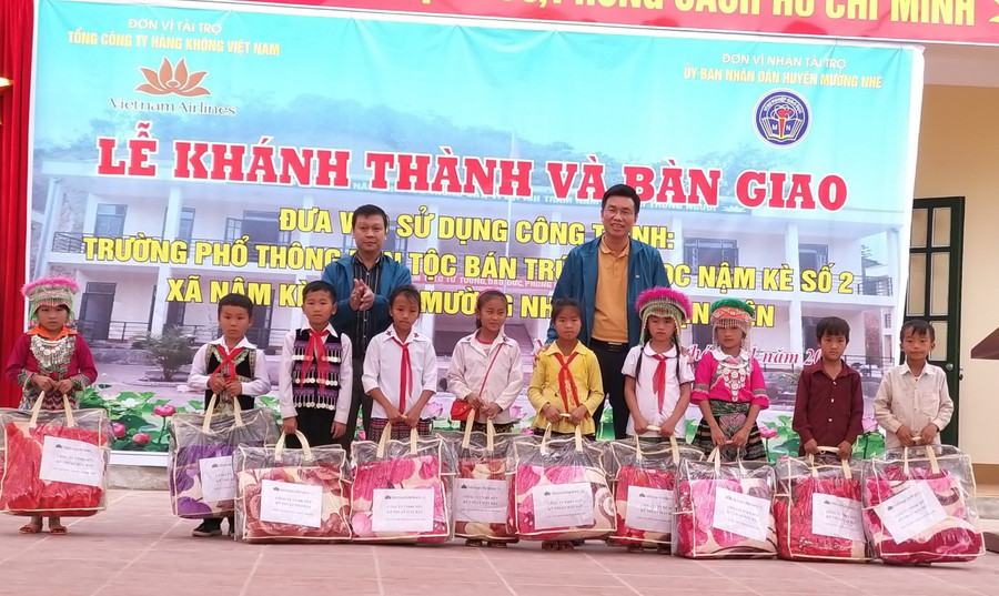 Nhà tài trợ đã trao 50 suất quà cho học sinh nghèo hiếu học tại xã Nậm Kè huyện Mường Nhé Nhà tài trợ đã trao 50 suất quà cho học sinh nghèo hiếu học tại xã Nậm Kè huyện Mường Nhé