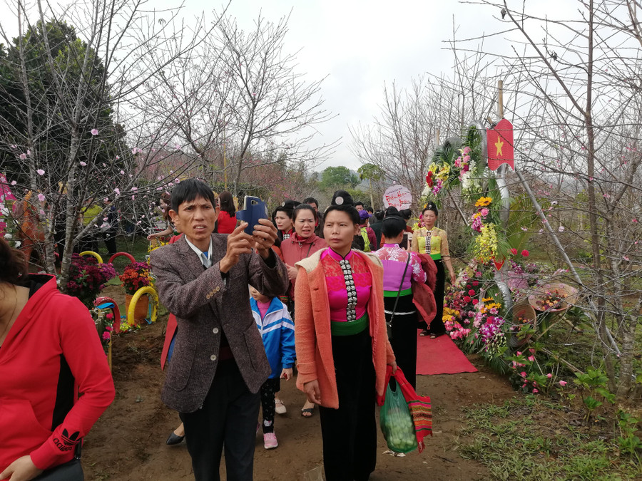 Hàng nghìn du khách thập phương kéo về Pá Khoang trong ngày khai mạc Hàng nghìn du khách thập phương kéo về Pá Khoang trong ngày khai mạc