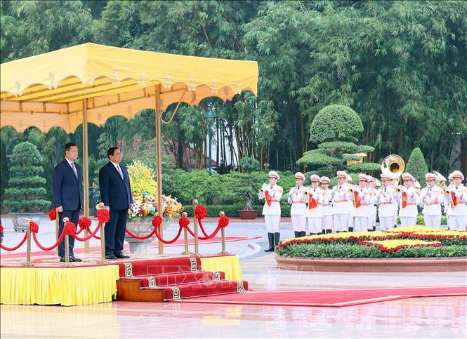 Thủ tướng Phạm Minh Chính và Thủ tướng Campuchia Samdech Hun Manet nghe quân nhạc cử Quốc thiều hai nước. Ảnh: Dương Giang/TTXVN Thủ tướng Phạm Minh Chính và Thủ tướng Campuchia Samdech Hun Manet nghe quân nhạc cử Quốc thiều hai nước. Ảnh: Dương Giang/TTXVN