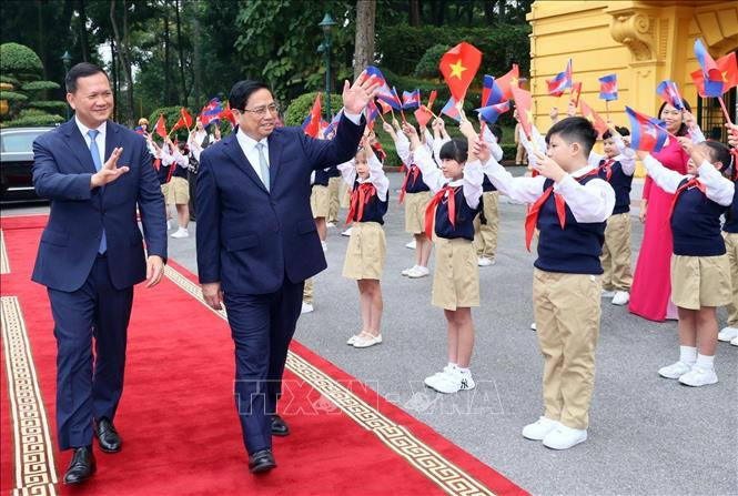 Thủ tướng Phạm Minh Chính và Thủ tướng Campuchia Samdech Hun Manet với thiếu nhi Thủ đô. Ảnh: Dương Giang/TTXVN Thủ tướng Phạm Minh Chính và Thủ tướng Campuchia Samdech Hun Manet với thiếu nhi Thủ đô. Ảnh: Dương Giang/TTXVN
