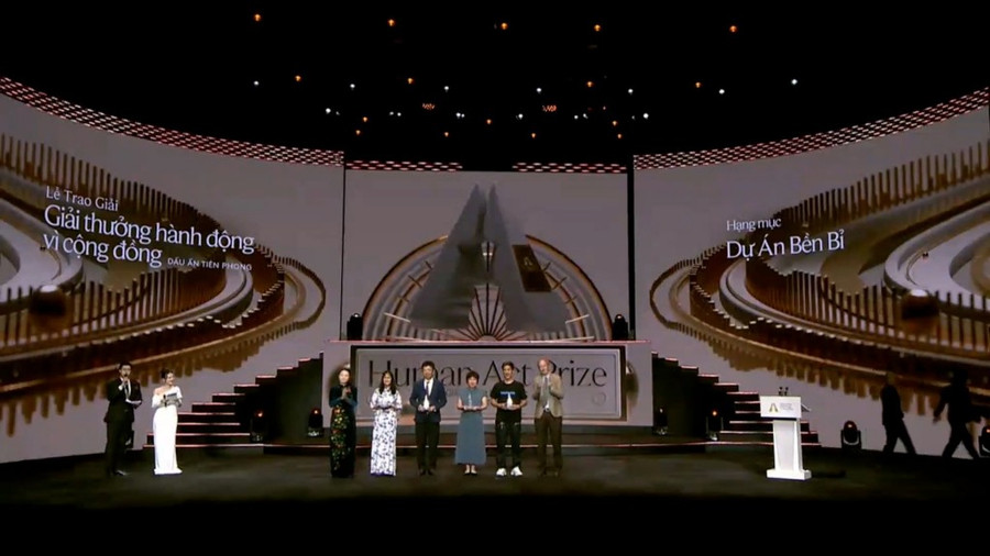 Ban tổ chức trao Giải thưởng hành động vì cộng đồng cho Hạng mục Dự án bền bỉ