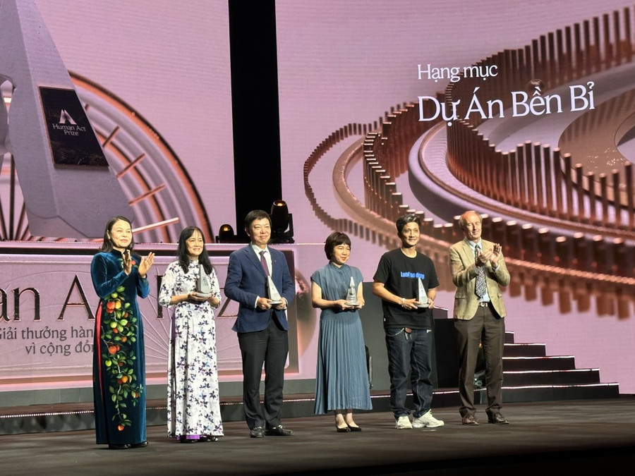 Bà Nguyễn Thị Minh Tâm - Giám đốc Chi nhánh Vinamilk Hà Nội (thứ 2 từ trái qua) đại diện Quỹ Sữa Vươn cao Việt Nam - Vinamilk vinh dự nhận Giải thưởng Hành động vì cộng đồng - Human Act Prize 2023