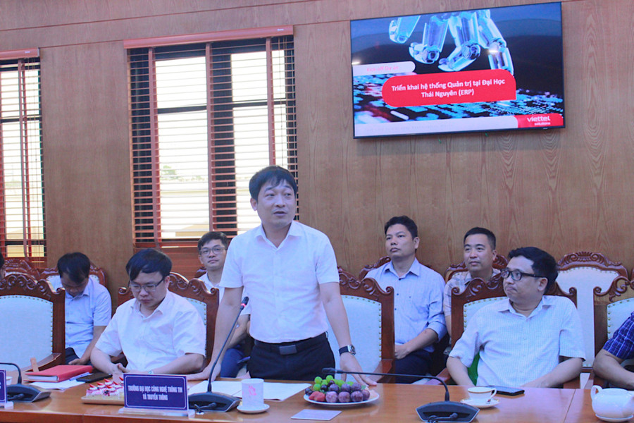 PGS.TS Phùng Trung Nghĩa, Hiệu trưởng trường Đại học Công nghệ Thông tin và Truyền thông phát biểu tại Hội nghị. PGS.TS Phùng Trung Nghĩa, Hiệu trưởng trường Đại học Công nghệ Thông tin và Truyền thông phát biểu tại Hội nghị.