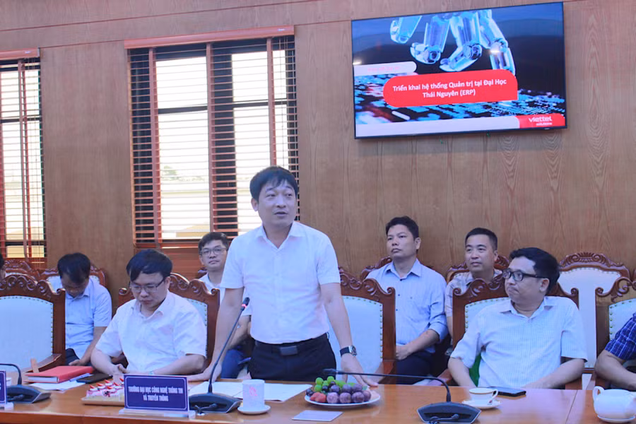 PGS.TS Phùng Trung Nghĩa, Hiệu trưởng trường Đại học Công nghệ Thông tin và Truyền thông phát biểu tại Hội nghị.