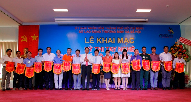 BTC Kỳ thi tay nghề 2018 tặng cờ lưu niệm cho các thầy cô Ban giám khảo