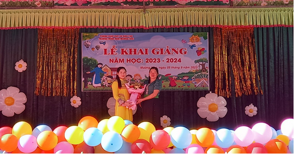 Đại biểu tặng hoa chúc mừng nhà trường. Đại biểu tặng hoa chúc mừng nhà trường.