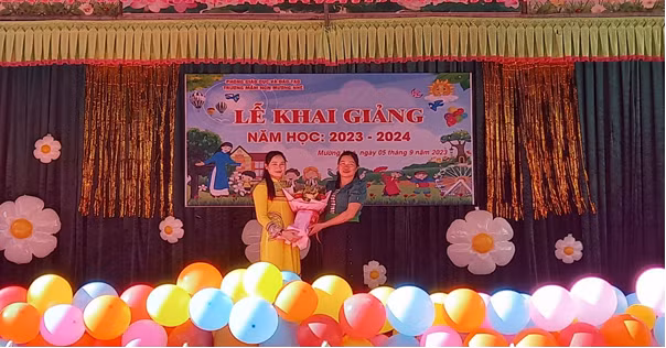 Đại biểu tặng hoa chúc mừng nhà trường.