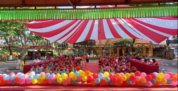 Các đại biểu cùng đông đảo học sinh có mặt nhân ngày khai giảng. Các đại biểu cùng đông đảo học sinh có mặt nhân ngày khai giảng.