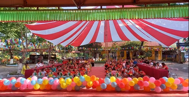 Các đại biểu cùng đông đảo học sinh có mặt nhân ngày khai giảng.