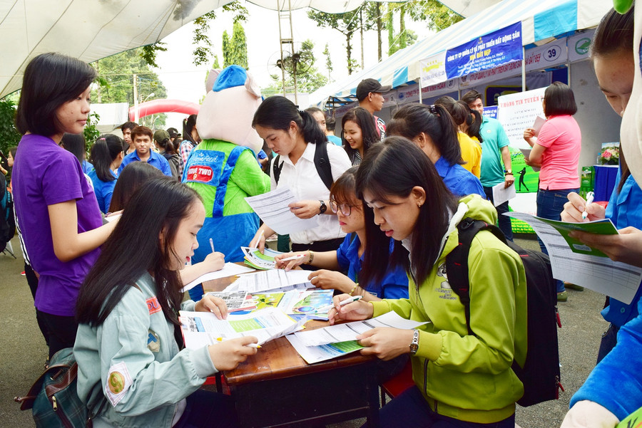 Sinh viên đang đăng ký thông tin ứng tuyển vị trí việc làm tại ngày hội