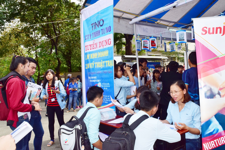 Các tuyển dụng viên của các Doanh nghiệp làm việc hết công suất tại ngày hội