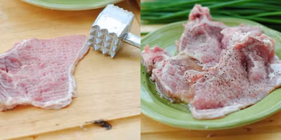 Dùng búa đập thịt đập nhẹ vào miếng cốt lết sau đó rắc lên chút muối, hạt tiêu lên cho thấm đều gia vị.