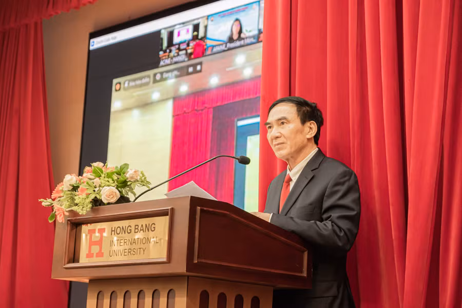 GS.TS.BS Phạm Văn Lình, Hiệu trưởng Trường ĐH Quốc tế Hồng Bàng phát biểu tại hội nghị.