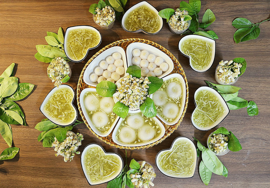 Theo chị Hương, chị vẫn thích hương vị bánh trôi, bánh chay truyền thống. Vị tinh khiết của nếp tươi kết hợp với hoa bưởi thoang thoảng, ngạt ngào, cốm Vòng dẻo thơm tạo nên hương vị quê hương khó quên.