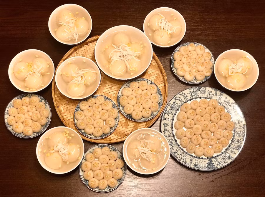 Bánh trôi bánh chay truyền thống. Bánh chay được chan nước chè sắn dây, phảng phất chút mùi hoa bưởi, rắc lên trên vài hạt đỗ và dừa nạo. Bánh trôi nhỏ xinh được chấm vừng gọn gàng lên từng viên bánh.