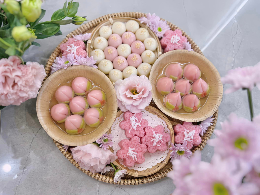 Mâm cúng Tết Hàn thực bánh trôi, bánh chay màu hồng của chị Huyền Thu vừa đơn giản lại đẹp mắt.