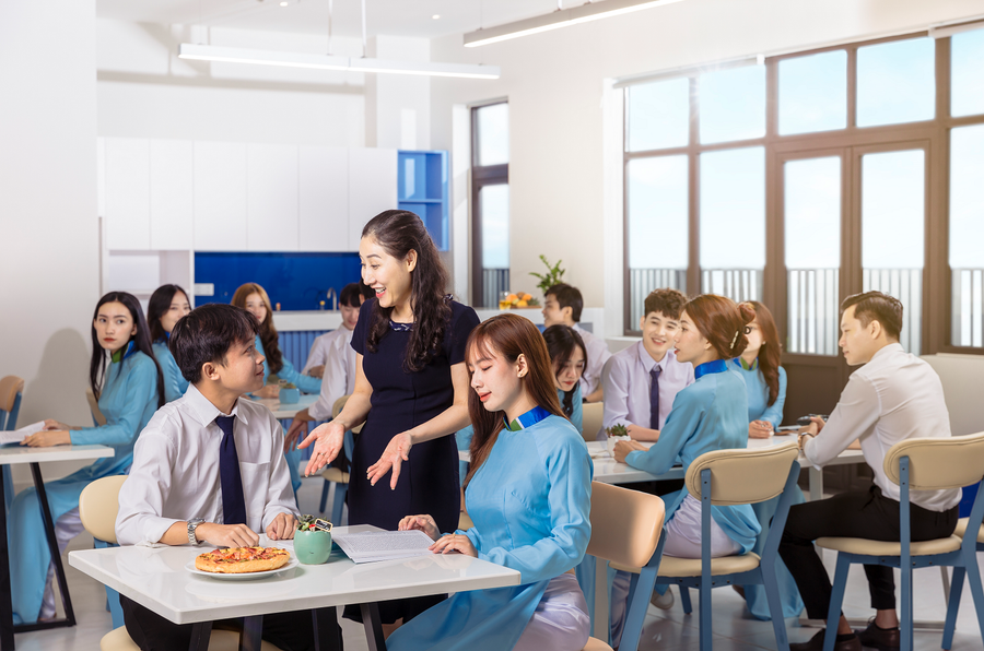 Sinh viên Trường ĐH Văn Hiến trải nghiệm công việc thực tế tại phòng thực hành Khoa Du lịch.