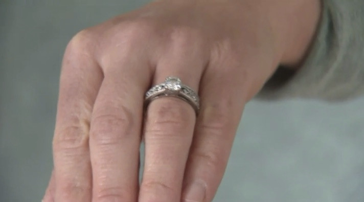 Mất nhẫn cưới trong 800 túi rác và cái kết ấm lòng 