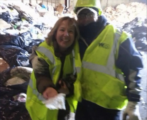 mat nhan cuoi trong 800 tui rac va cai ket am long hinh anh 3