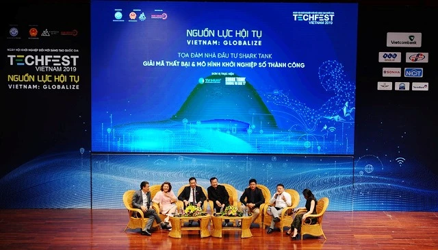 Các nhà đầu tư SharkTank chia sẻ kinh nghiệm và đưa ra những lời khuyên cho các start-up.