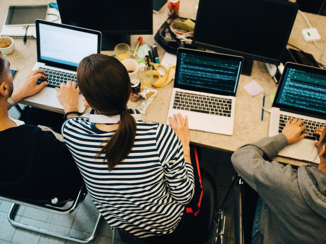 10. Quản lý phát triển phần mềm:Ngành nghề đứng thứ 10 trong danh sách củaGlassdoorcó lương cứng trung bình là109.809 USD/năm. Để theo đuổi ngành này, ngoài bằng cấp về Khoa học Máy tính, Kỹ thuật Máy tính, người lao động cần am hiểu ngôn ngữ lập trình, phương pháp học, nắm vững kỹ thuật công nghệ thông tin và có kỹ năng giải quyết vấn đề. Ảnh:Getty. Sinh vien tot nghiep nganh Y kiem nhieu tien nhat o My hinh anh 10