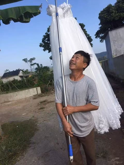 Đẩy được con gái đi lấy chồng, ông bố hí hửng đem váy cưới của con đi khoe cả làng
