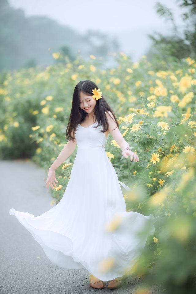 Vẻ đẹp "mong manh như sương sớm" của nữ sinh trường Đại học Y Hà Nội ảnh 10 Không chỉ làm mẫu, Hoài Linh còn có sở thích cầm máy ảnh. Cô nàng muốn tự tay ghi lại những khoảnh khắc “xuất thần” của nhân vật trước ống kính.
