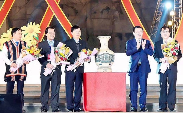 Phó thủ tướng Vương Đình Huệ tặng quà cho lãnh đạo Tp Pleiku Phó thủ tướng Vương Đình Huệ tặng quà cho lãnh đạo Tp Pleiku