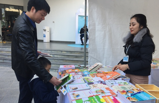 Có nhiều đầu sách dành cho các lứa tuổi. Ảnh: Ngọc Trang