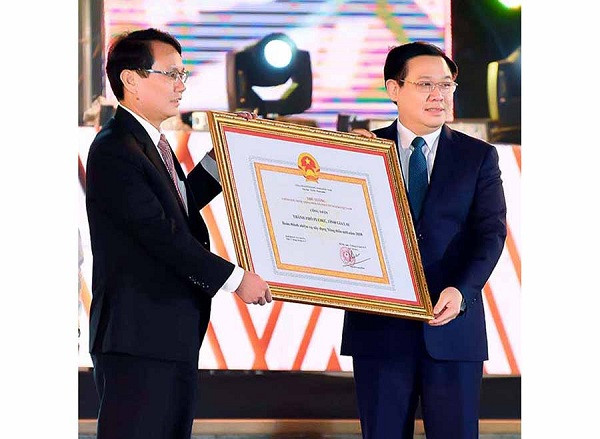UVBCT, Phó thủ tướng Vương Đình Huệ trao quyết định hoàn thành nhiệm vụ xây dựng Nông thôn mới cho lãnh đạo Tp Pleiku UVBCT, Phó thủ tướng Vương Đình Huệ trao quyết định hoàn thành nhiệm vụ xây dựng Nông thôn mới cho lãnh đạo Tp Pleiku